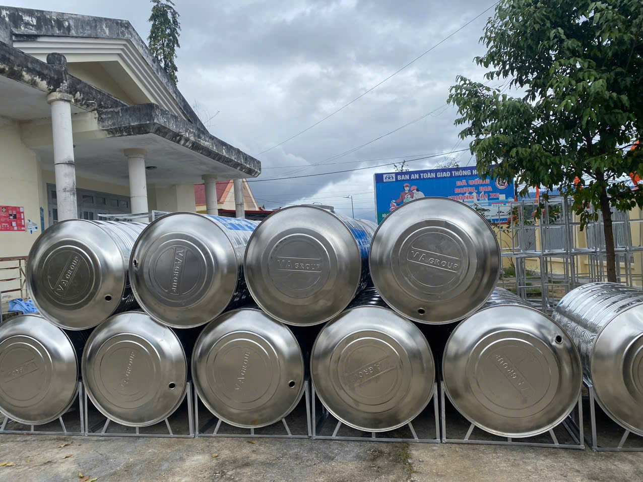 CẤP BỒN NƯỚC CHO HỘ NGHÈO TRÊN ĐỊA BÀN XÃ ĐĂK LIÊNG